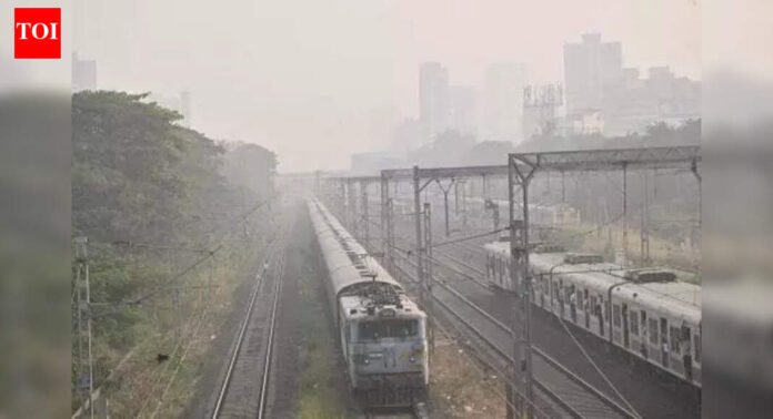 CR motorman applies emergency brake, saves life of man on tracks between Mulund and Thane; Services delayed | Mumbai News