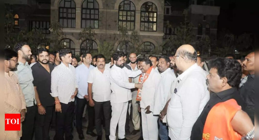Former Kalyan-Dombivli Mayor Ramesh Jadhav joins Shiv Sena in presence of CM Eknath Shinde | Thane News