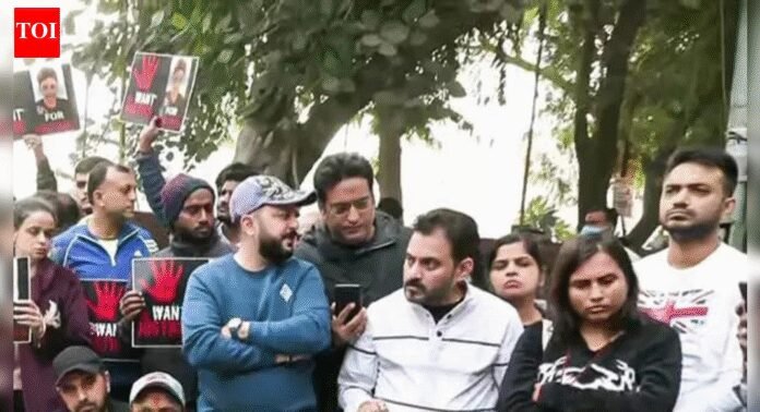 'I am sorry mom, I broke your heart': Massive protest outside Delhi school after Class 10 student jumps to death from metro station | Delhi News