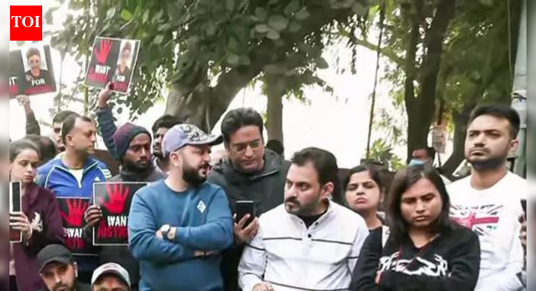 'I am sorry mom, I broke your heart': Massive protest outside Delhi school after Class 10 student jumps to death from metro station | Delhi News