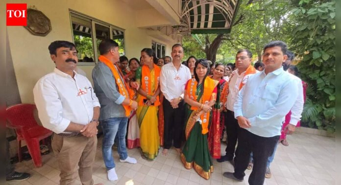 Shiv Sena strikes back at BJP in new round of poaching | Thane News