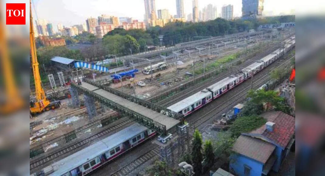 CR plans mega block for razing Elphinstone Road bridge in Mumbai over Jan 25 weekend | Mumbai News