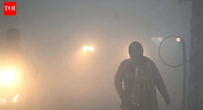 Delhi smog crisis continues: Air quality stays 'very poor' at 350; 11 city areas show 'severe' AQI | Delhi News