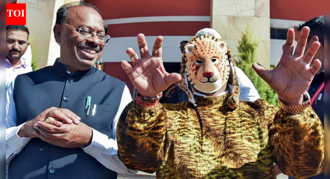Dramatic Leopard Costume Protest in Maharashtra Assembly Highlights Human-Leopard Conflicts | Nagpur News