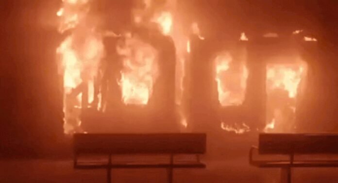 Ernakulam Express Fire News: 2 train coaches with 158 people catch fire on Ernakulam Express; 1 dead | Vijayawada News