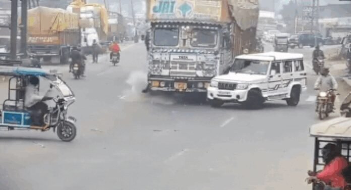 Horror on Nainital highway: Scrap truck topples onto Bolero; UP power dept driver crushed alive - watch | Bareilly News