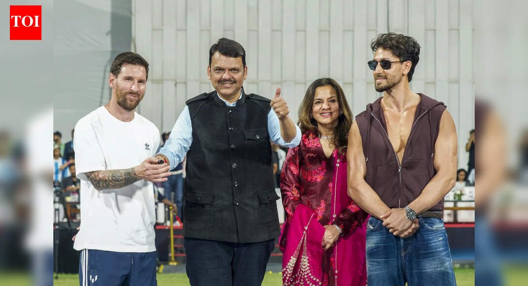 Lionel Messi GOAT India Tour goes wrong! CM Devendra Fadnavis, Ajay Devgn and Tiger Shroff booed by crowd – Watch | Football News