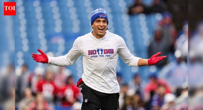 Patriots WR Mack Hollins steals the show as he goes shirtless and barefoot in freezing temperatures | NFL News