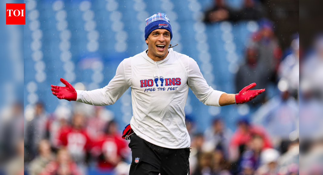 Patriots WR Mack Hollins steals the show as he goes shirtless and barefoot in freezing temperatures | NFL News