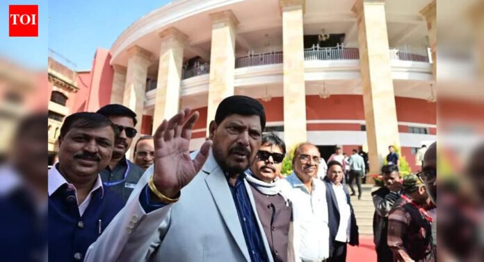 RPI (A) team meets CM for seats in alliance | Mumbai News