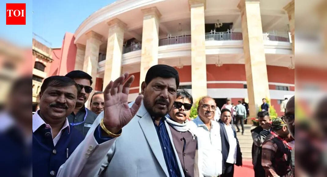 RPI (A) team meets CM for seats in alliance | Mumbai News