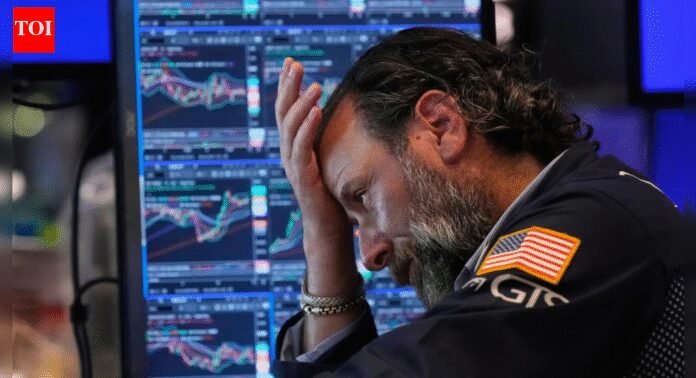 US stocks tick down as tech jitters linger