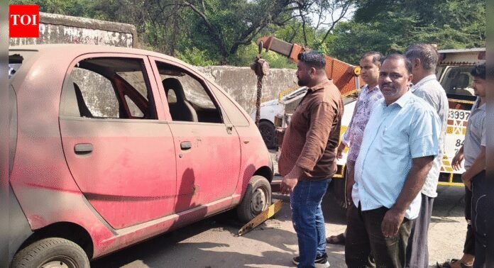 Ulhasnagar civic body act against 70 abandoned vehicles to clear roads | Thane News