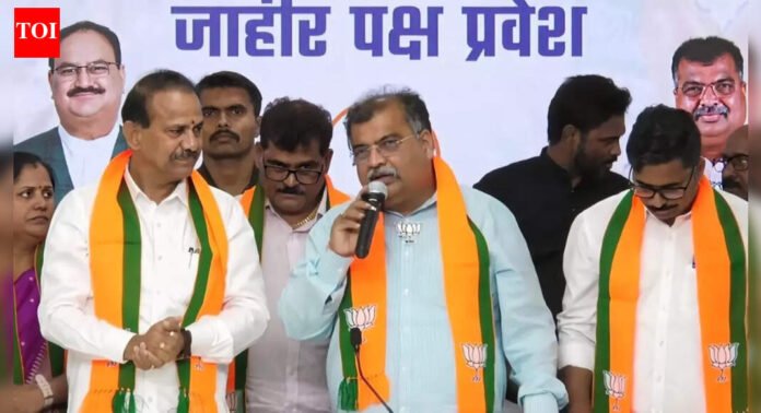 Ulhasnagar civic polls: Pre-poll blow for Uddhav Thackeray’s Shiv Sena as Dhananjay Bodare, 3 former corporators join BJP | Thane News