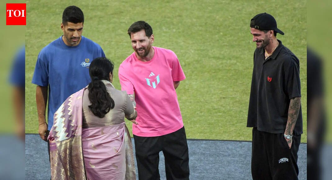 ‘AQI, AQI’ chants erupt as Lionel Messi welcomed in Delhi, crowd targets CM Rekha Gupta – Watch | Football News