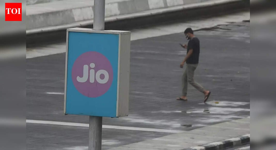 Broadband base crosses 100 crore in Nov, Jio leads market
