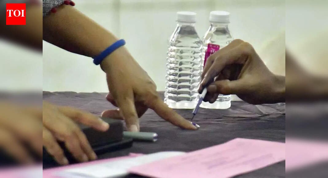 Congress and Shiv Sena (UBT) accuse Rahul Narwekar of interfering in nomination process for BMC polls in Mumbai, demand case registration; Maharashtra Assembly Speaker denies the allegation | Mumbai News