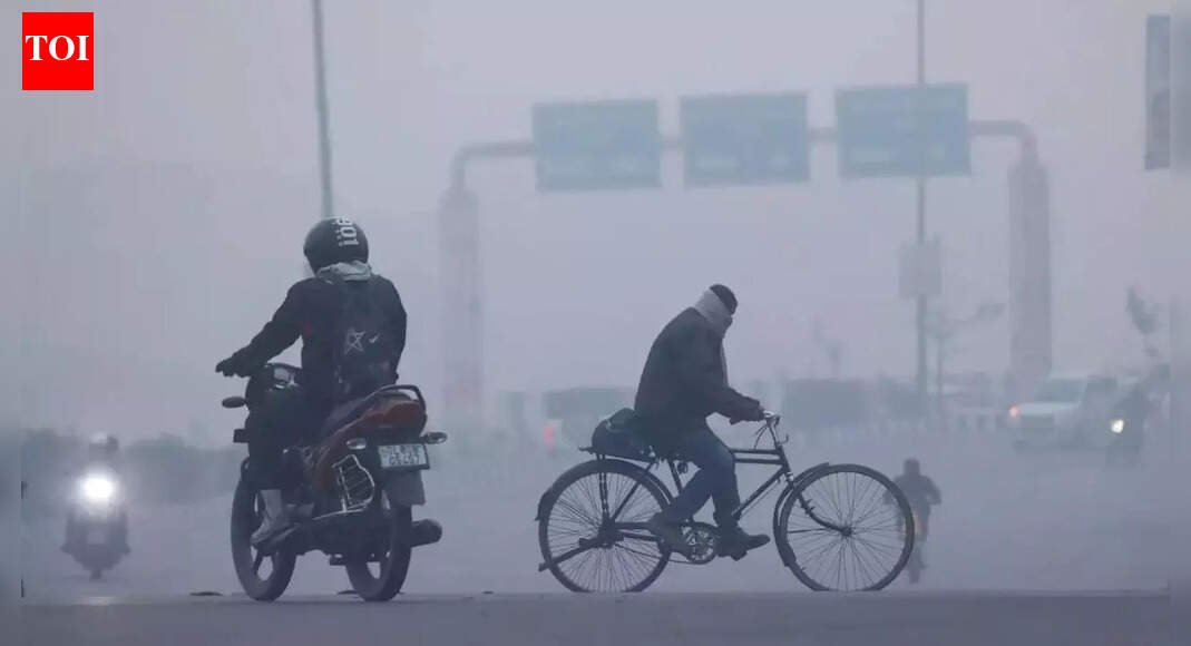 Delhi shivers at 4.2 degree C, cold wave warning for next two days | India News