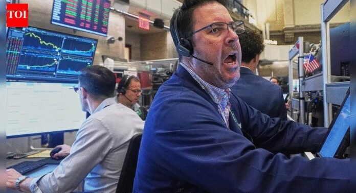 US markets today: Wall Street drifts lower as White House–Fed feud unnerves investors; dollar weakens, gold gains