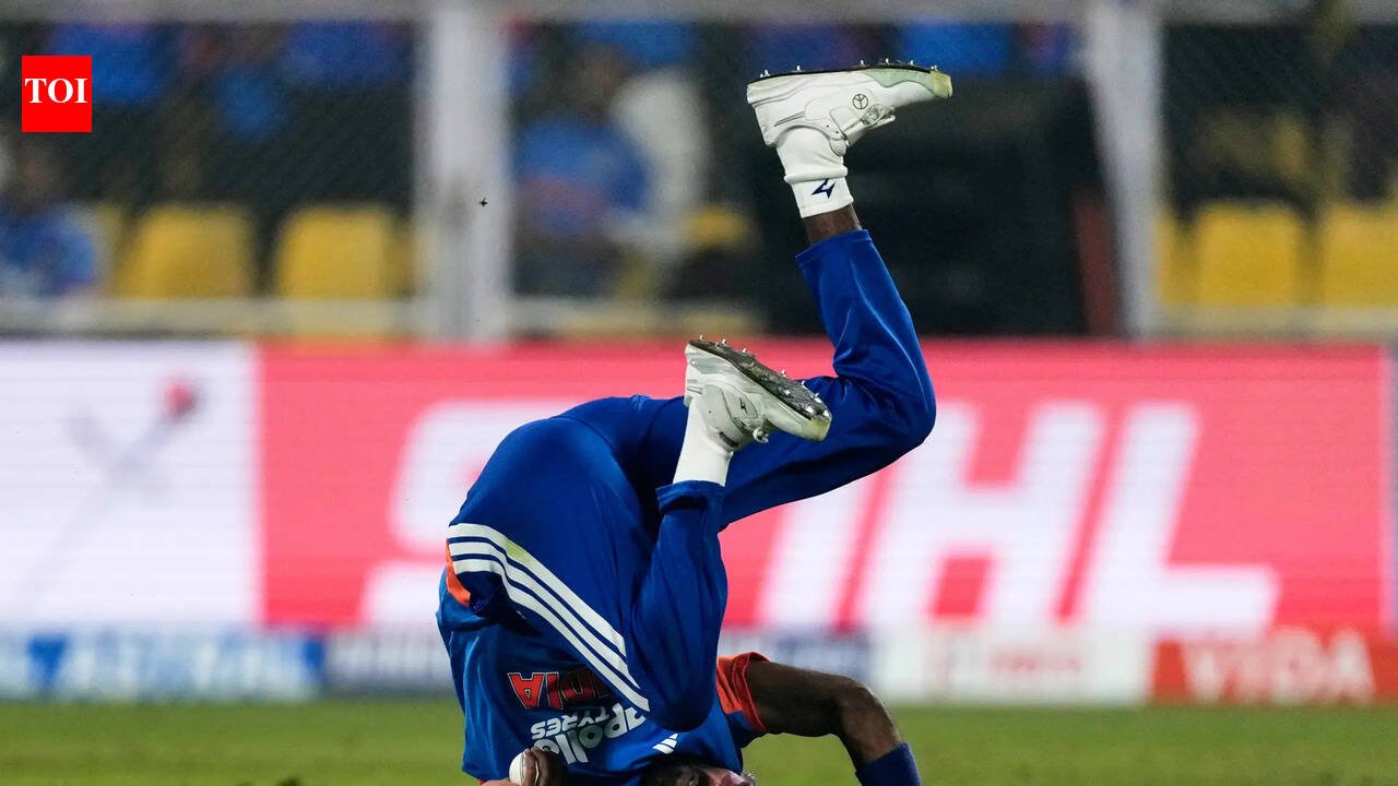 WATCH: Hardik Pandya flies to take outrageous catch vs New Zealand in third T20I | Cricket News