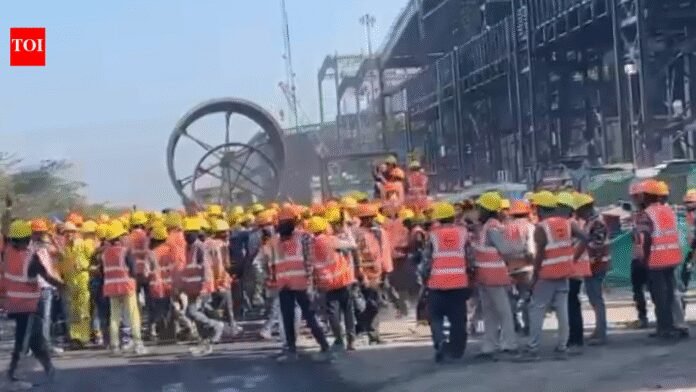 2,000 L&T workers clash with Surat police over better wages, working conditions; tear gas fired, vehicles torched | Surat News