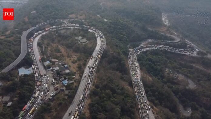 Could the 13-km ‘missing link’ on Pune–Mumbai Expressway have prevented 32-hour jam? | Mumbai News