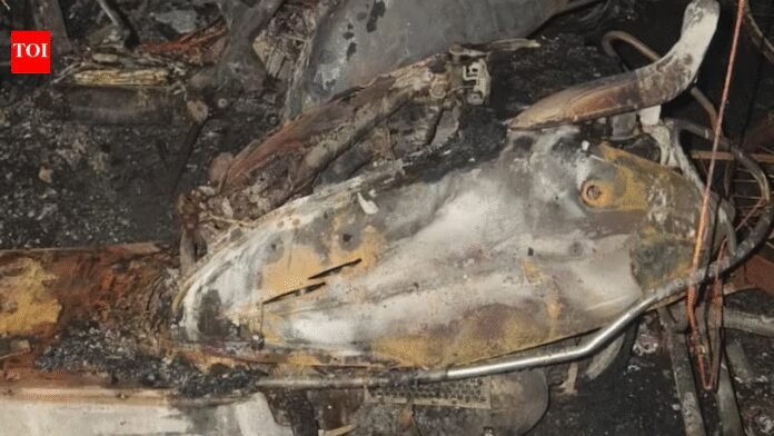 Dombivli parking blaze that destroyed 29 vehicles, injured 5 was 'started on purpose'; 1 held | Thane News