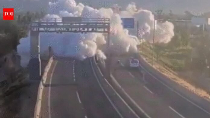 Footage shows highway swallowed by gas cloud after Chile truck explosion — watch