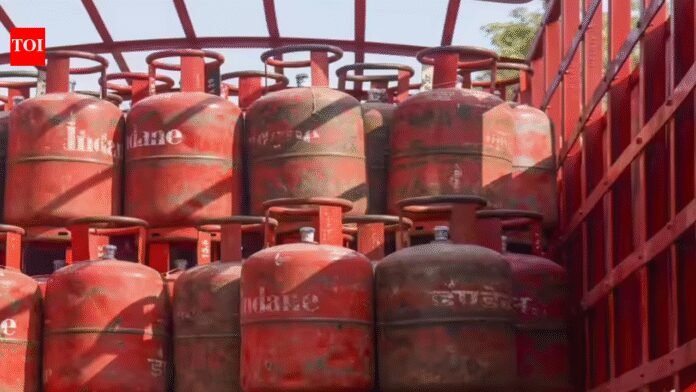 27 LPG cylinders, including five filled ones, stolen from delivery tempo in Mumbai | Mumbai News