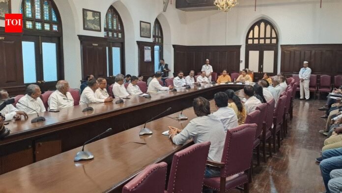 BMC mayor keen on strengthening BEST, clearing worker dues; meets union representatives at civic HQ | Mumbai News