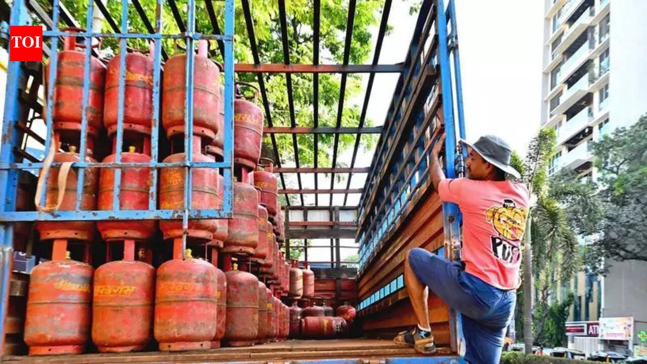 Commercial cylinder supply hit in Mumbai, say dealers; no LPG crunch: Companies | Mumbai News