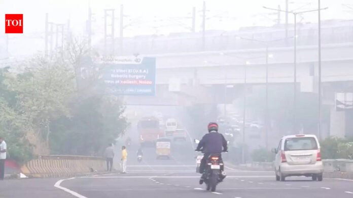 Delhi Temperature: Dense fog engulfs Delhi-NCR; IMD forecasts more rain | Delhi News