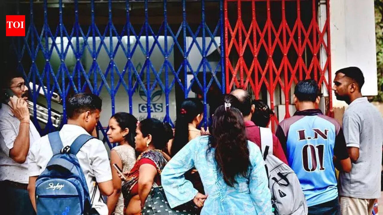 Domestic LPG bookings soar, many say unable to book online | Mumbai News