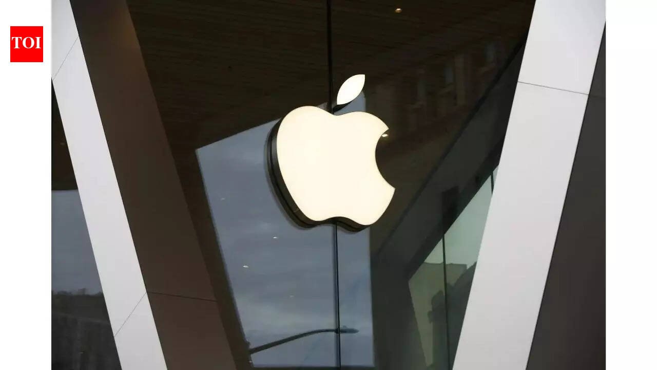 How the 'funniest chart in tech right now' shows how almost all analysts were 'very wrong' on Apple