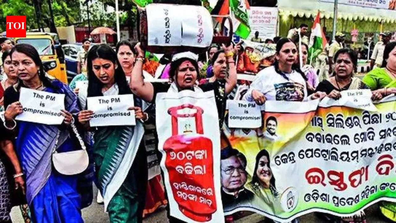 LPG price hike: Mamata calls for protests, Sidda seeks PM Modi's ouster | India News