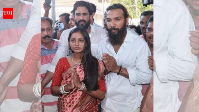 Mahakumbh Girl Monalisa Bhosla: Viral ‘Mahakumbh girl’ Monalisa Bhosle gets married to Maharashtra actor Farman Khan at Kerala temple under police protection | Thiruvananthapuram News