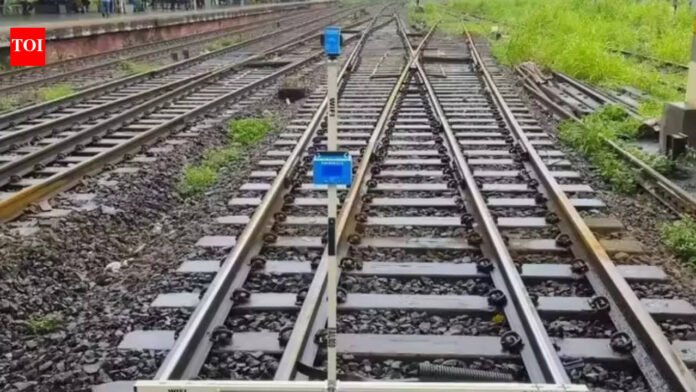 Mumbai Crime News: 'Wanted divorce': Man pushes wife before train at Mulund station in front of son; arrested from Surat | Mumbai News