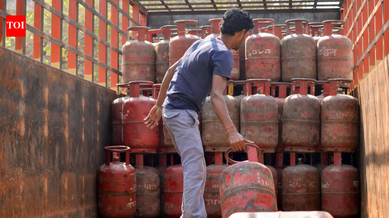 Mumbai Lpg Cylinder Crisis: LPG cylinder crisis: Pav shortage in 4 days? 70% of Mumbai’s supply at risk | Mumbai News