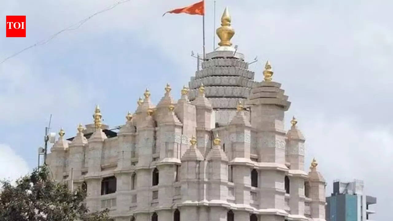 Mumbai's Siddhivinayak temple worker caught stealing money from donation boxes | Mumbai News