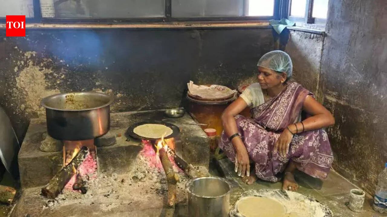 Navi Mumbai eatery using firewood for past 7 years spared of LPG panic booking | Mumbai News