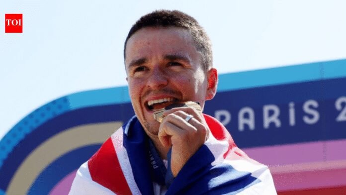 Olympic champion Tom Pidcock survives terrifying ravine crash at Volta a Catalunya, finishes stage despite injury scare | International Sports News