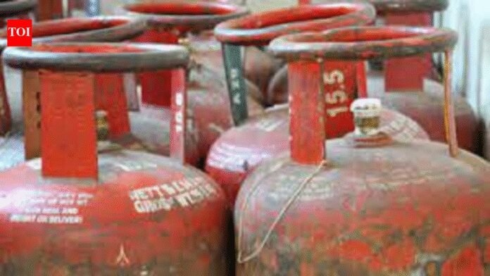 Over 100 LPG cylinders seized from black market sellers in Mumbai by Food Distribution Department | Mumbai News
