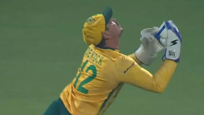 WATCH: Quinton De Kock-Dewald Brevis confusion hands Tim Seifert a second chance
