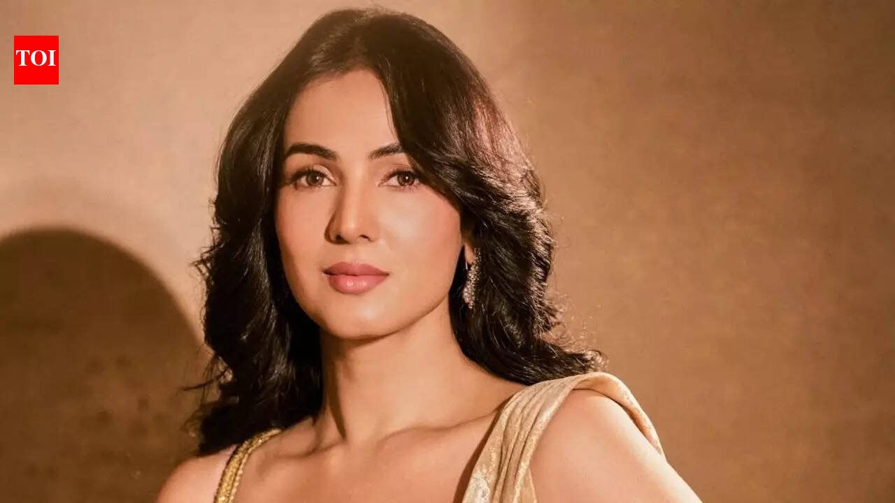 Sonal Chauhan pens note seeking help from PM Narendra Modi as she gets stranded in Dubai amidst middle-east tensions | Hindi Movie News