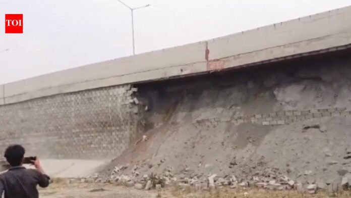 West Bengal highway scare: Portion of NH-19 guard wall collapses in Memari; carriageway damaged | Kolkata News