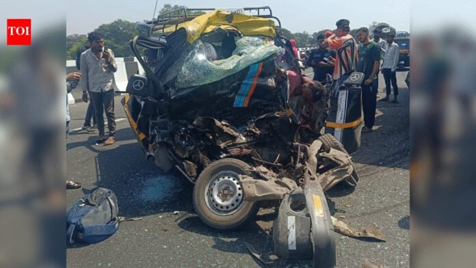 10 dead, 3 injured as van crashes on Thane bridge | Thane News