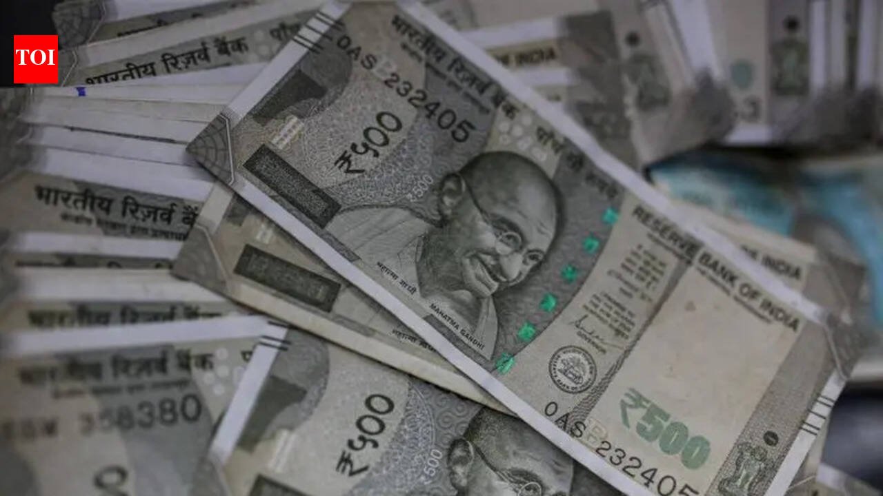 3 GRP cops dismissed from service for threatening and extorting money from jeweller at Mumbai Central Terminus in 2025 | Mumbai News
