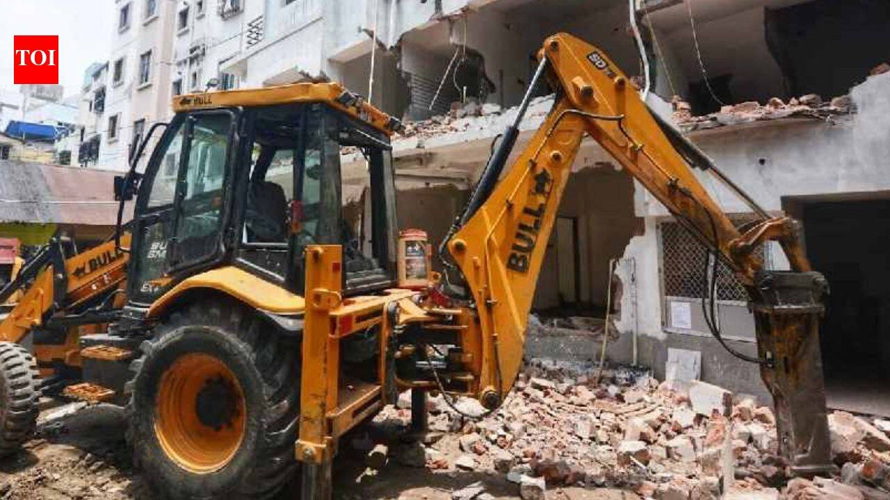 KDMC begins demolition of 380 illegal hoardings | Thane News