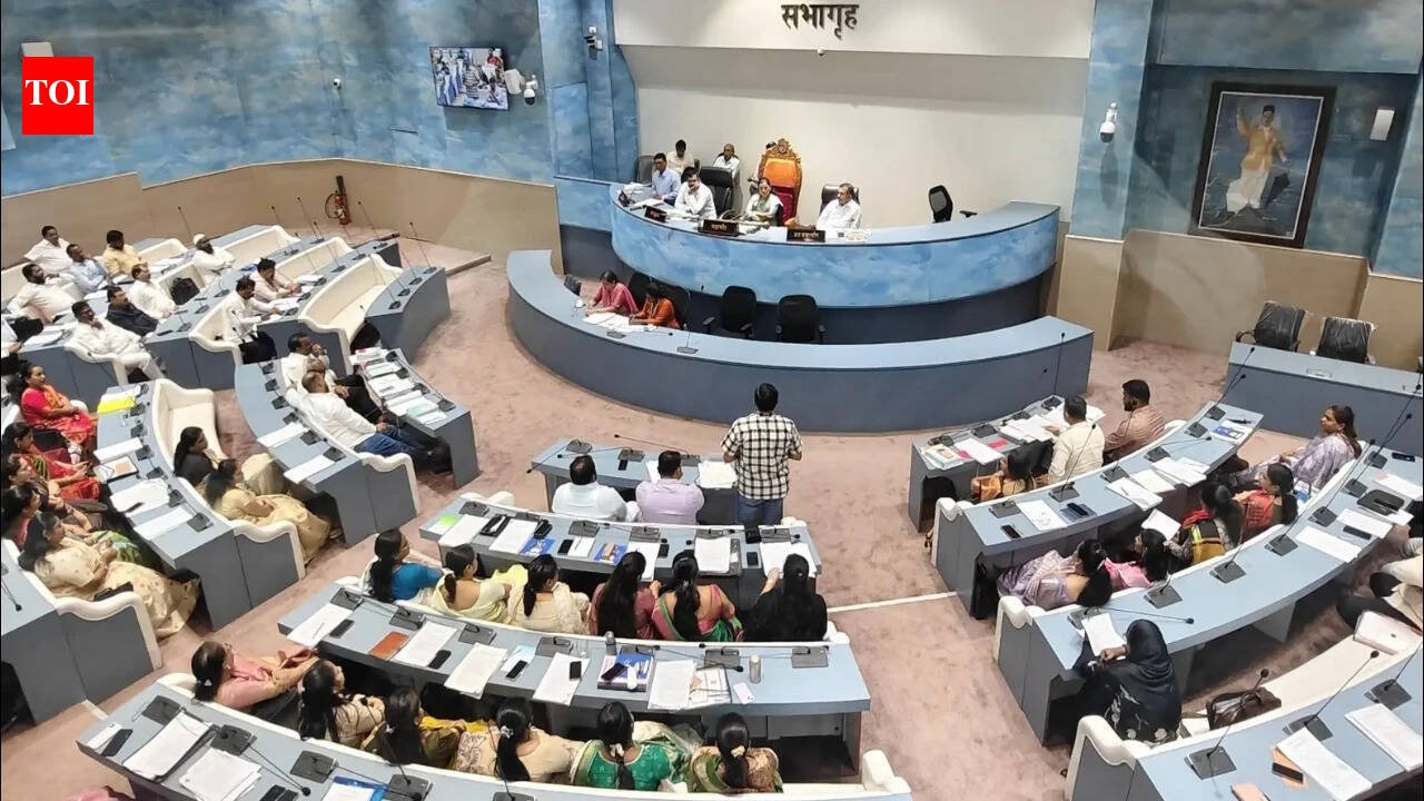 Pothole row triggers heated exchange between Shiv Sena, UBT in KDMC house; Congress leader questions civic apathy | Thane News