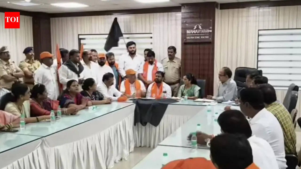Shiv Sena protests smart meters, power outages at MSEDCL office in Kalyan | Thane News
